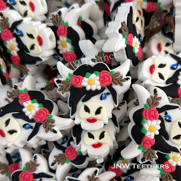 Flower highland cow head silicone beads white